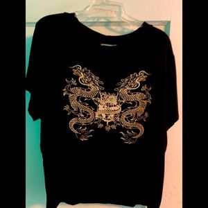 Black dragon design tee with a Vneck and a neck strap. cute cut as a crop top!